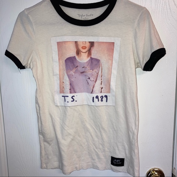 Taylor Swift Tops - Taylor Swift 1989 Band Tour Ladies T Shirt Medium